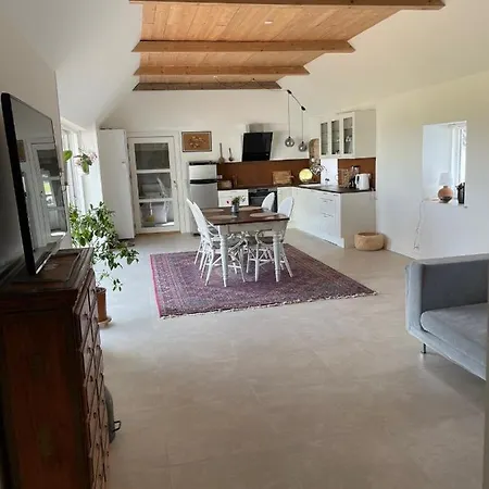 Uforstyrret Og Moderne Apartmán