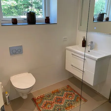 Uforstyrret Og Moderne Apartmán